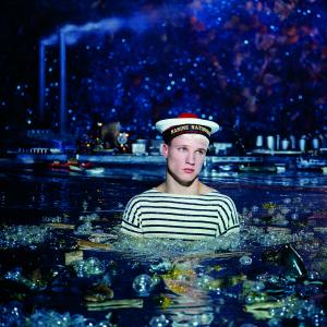 Dans le port du Havre (Frédéric Lenfant), 1998, photographie peinte, pièce unique, sans cadre : 101 x 124 cm, Collection particulière© Pierre et Gilles